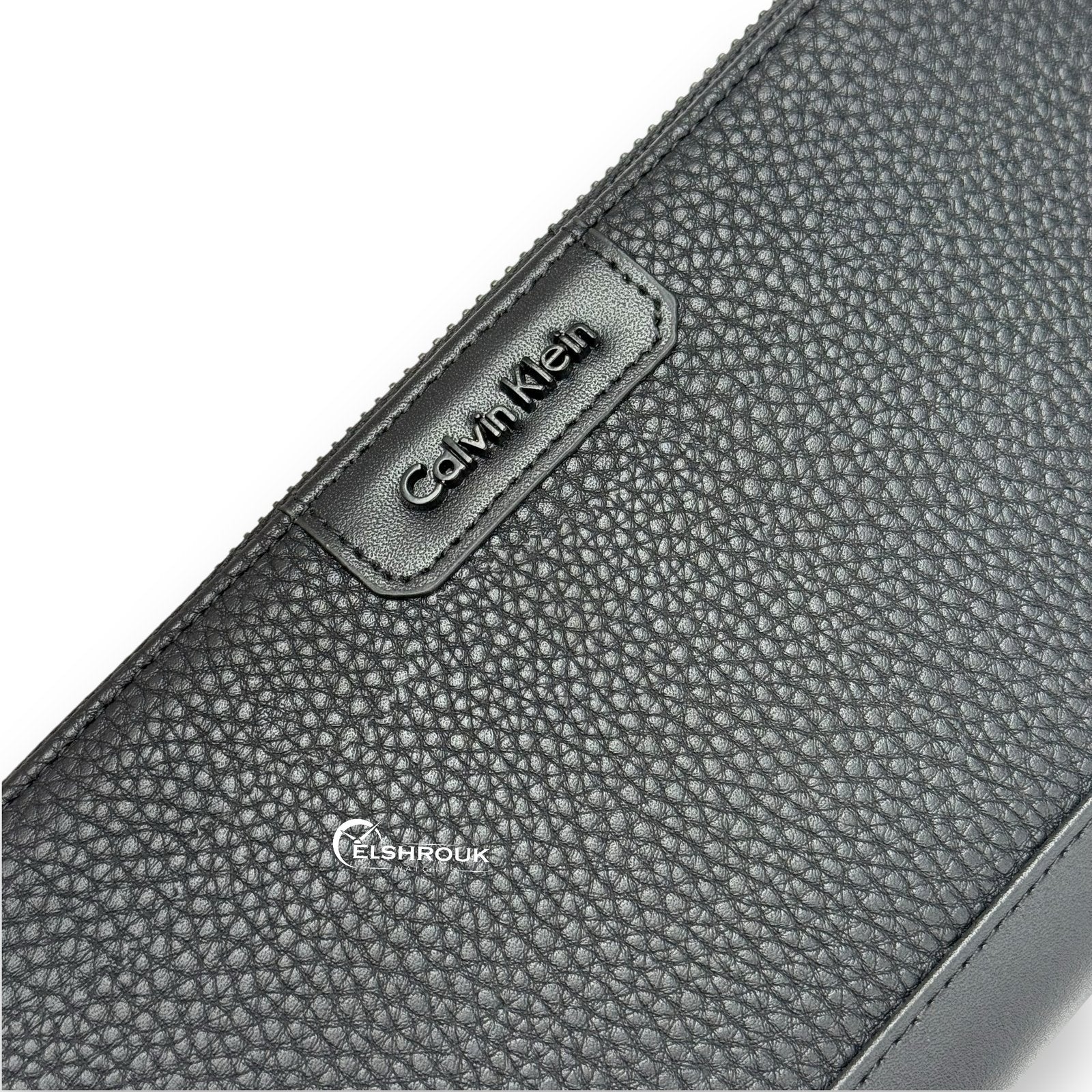 محفظه من كالفن كلاين بلون اسود